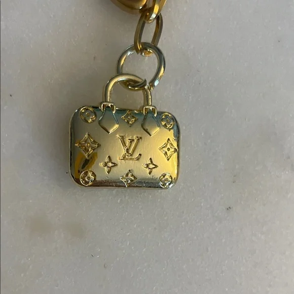 Louis Vuitton Zipper pull Charm Gold Monogram - Picture 3 of 5